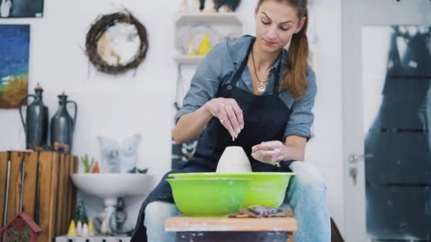 Mladá umělkyně v keramice studio dělat misku s rukama, ručně vyrobený kreativní umělec