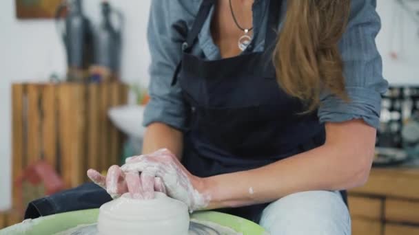 Jonge Kunstenaar Aardewerk Studio Maken Kom Met Haar Handen Handgemaakte — Stockvideo