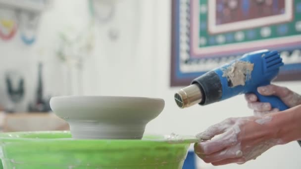 Giovane Artista Studio Ceramica Facendo Ciotola Con Mani Artista Creativo — Video Stock