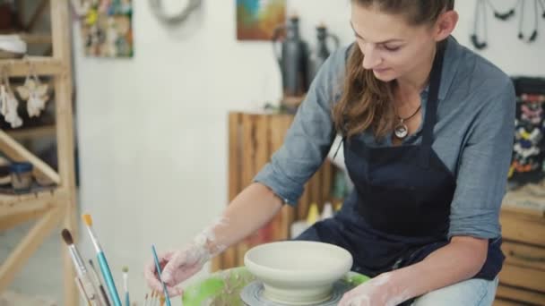 Jovem Artista Estúdio Cerâmica Fazendo Tigela Com Mãos Artista Criativo — Vídeo de Stock