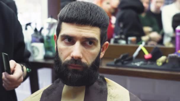 Der Mann Friseurladen Scheren Frisur — Stockvideo