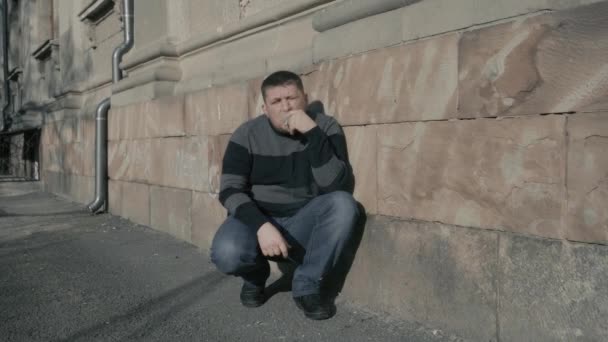 一个男人躲在香烟里抽烟 — 图库视频影像