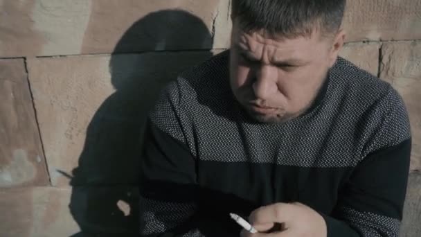 Man Röker Cigarett — Stockvideo