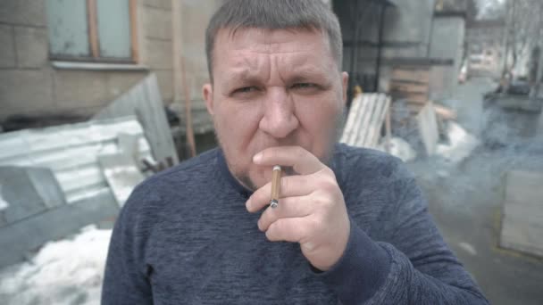 Ein Mann Raucht Eine Versteckte Zigarette — Stockvideo