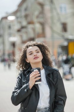 Güzel kız sokakta kahve içme.