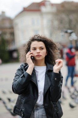 Güzel bir kadın telefonda konuşuyor.