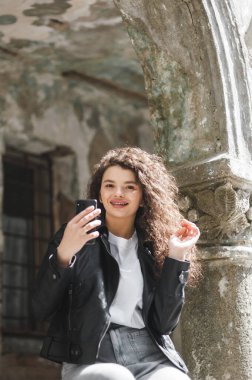 Güzel bir kadın telefonda konuşuyor.