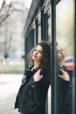 Sokaktaki güzel esmer telefonda konuşuyor..