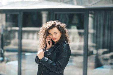 Yazın tren istasyonunda bekleyen bir kadın. Telefonda konuşan güzel bir kız. Cep telefonuyla konuşan genç bir kadın.
