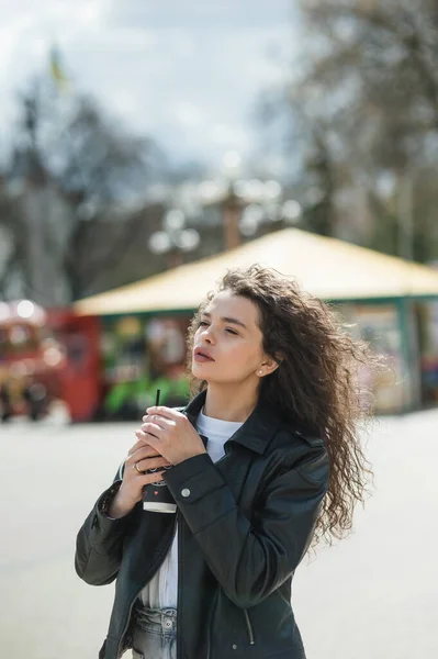 Elegante Mujer Joven Feliz Lleva Pantalones Vaqueros Novio Zapatillas Blancas — Foto de Stock