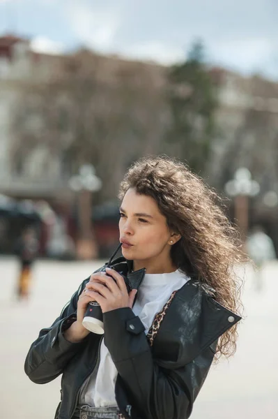 Hermosa Chica Bebiendo Café Calle — Foto de Stock