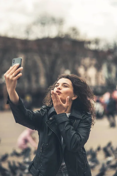 Piękna Brunetka Ulicy Rozmawiająca Przez Telefon — Zdjęcie stockowe