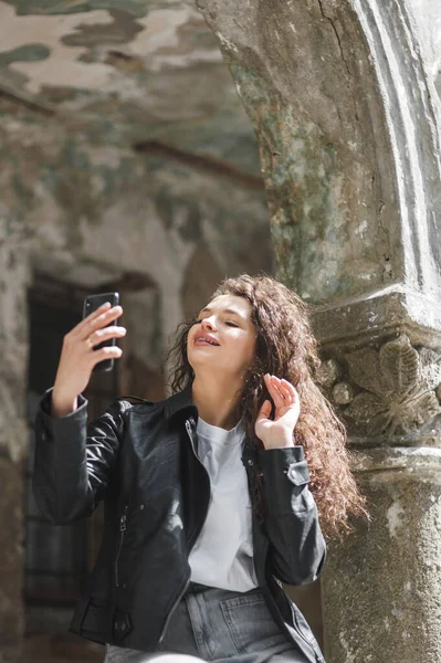 Beautiful Woman Talking Phone — Stock Photo, Image