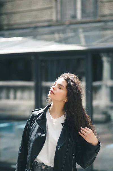 Beautiful Woman Talking Phone — Stock Photo, Image