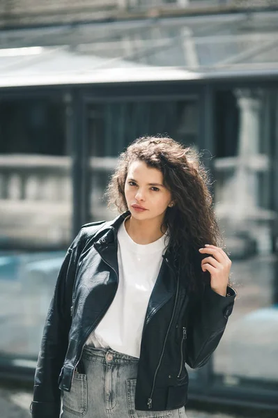 Beautiful Woman Talking Phone — Stock Photo, Image