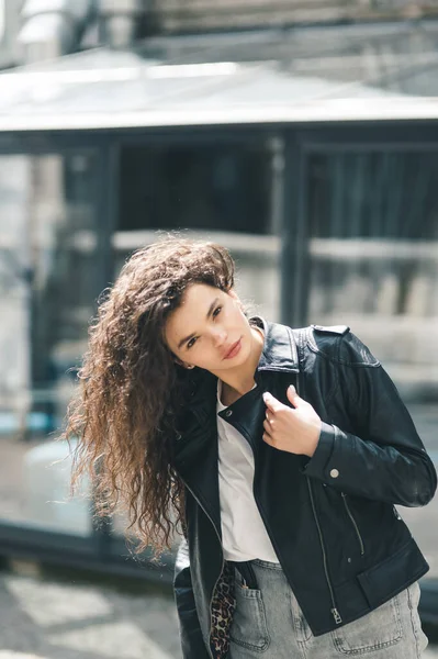 Beautiful Woman Talking Phone — Stock Photo, Image