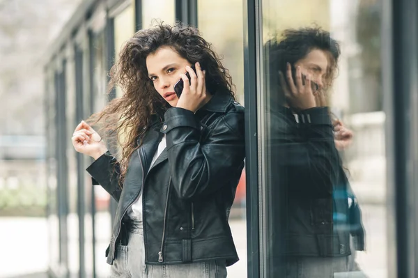 Signora Che Parla Cellulare Mentre Attesa Una Stazione Ferroviaria Estate — Foto Stock