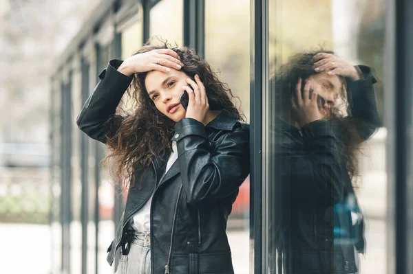 Lady Talar Mobilen Medan Väntar Tågstation Sommaren Vacker Flicka Talar — Stockfoto