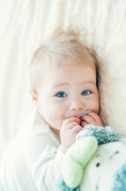 Yatakta oynayan neşeli çocuk..