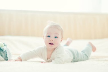 Yatakta oynayan neşeli çocuk..