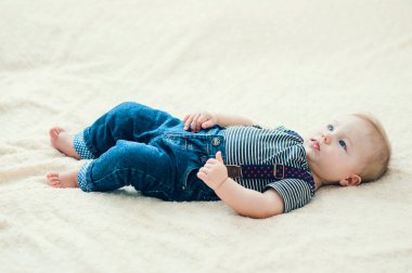 Yatakta oynayan neşeli çocuk..