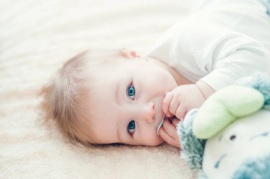 Yatakta oynayan neşeli çocuk..