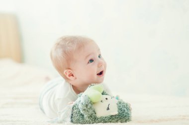 Yatakta oynayan neşeli çocuk..