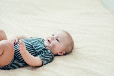 Yatakta oynayan neşeli çocuk..