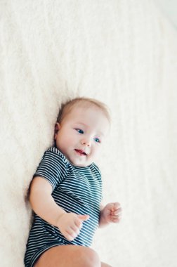 Yatakta oynayan neşeli çocuk..