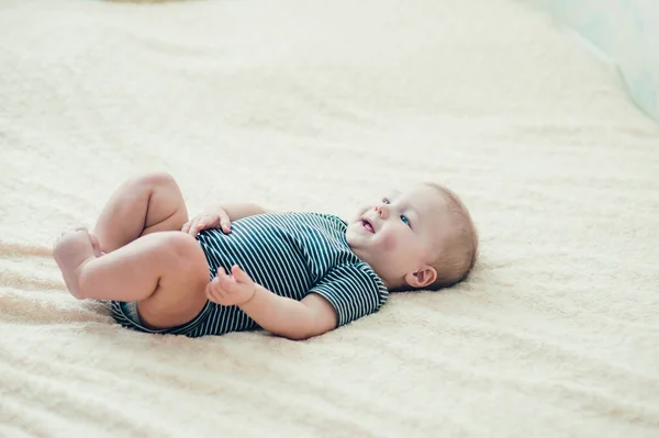 Chico Alegre Divertido Jugando Cama — Foto de Stock