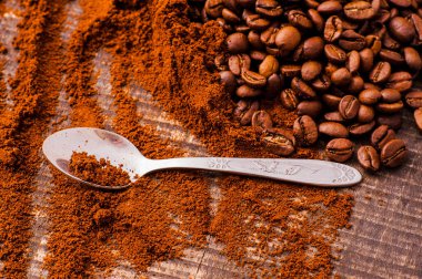 Aromatik kahve çekirdekleri. Yakından. Sade kahve dokusunun arkaplanı. Kahve çekirdekleri masaya saçılmış..