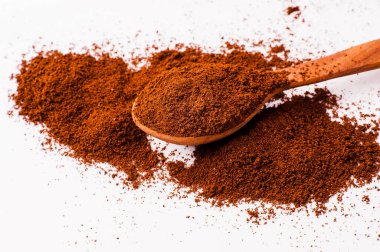 Aromatik kahve çekirdekleri. Kahve ve kahve çekirdekleri izole. 