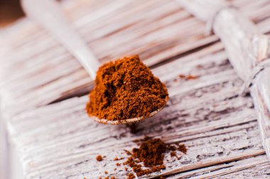 Aromatik kahve çekirdekleri. Hazır kahve fırçası hazır. Kahve çekirdekleri, kahve çekirdekleri, kavrulmuş kahve çekirdekleri, kaşık ezilmiş kahve, şeker küpleri.