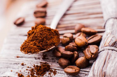 Aromatik kahve çekirdekleri. Hazır kahve fırçası hazır. Kahve çekirdekleri, kahve çekirdekleri, kavrulmuş kahve çekirdekleri, kaşık ezilmiş kahve, şeker küpleri.