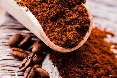 Aromatik kahve çekirdekleri. Tahta kepçeli kahve çekirdekleri. Taze aromalı kahve.