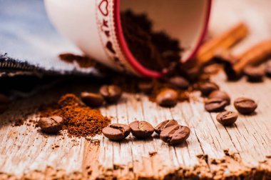 Aromatik kahve çekirdekleri. Tahta kepçeli kahve çekirdekleri. Taze aromalı kahve.