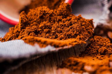 Aromatik kahve çekirdekleri. Tahta kepçeli kahve çekirdekleri. Taze aromalı kahve.