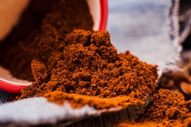 Aromatik kahve çekirdekleri. Tahta kepçeli kahve çekirdekleri. Taze aromalı kahve.