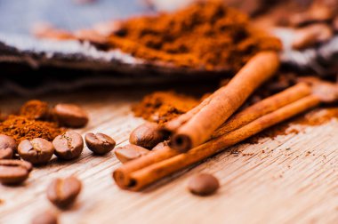 Tam tarçın ve öğütülmüş kahve.