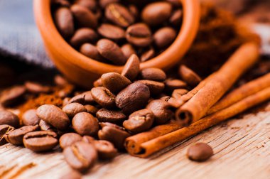 Aromatik kahve çekirdekleri. Tahta kepçeli kahve çekirdekleri. Taze aromalı kahve.