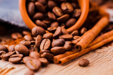 Aromatik kahve çekirdekleri. Tahta kepçeli kahve çekirdekleri. Taze aromalı kahve.