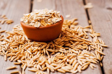   Yulaf ezmesi kaşığı. Kâsede yulaf ezmesi ve kepçe. Kuru yulaf ezmesi.