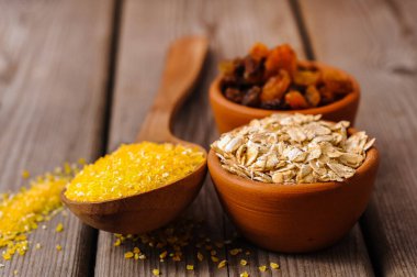   Yulaf ezmesi kaşığı. Kâsede yulaf ezmesi ve kepçe. Kuru yulaf ezmesi.