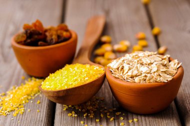   Yulaf ezmesi kaşığı. Kâsede yulaf ezmesi ve kepçe. Kuru yulaf ezmesi.