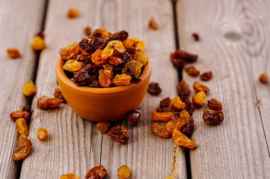 Masada taze kuru üzüm var. Kullanışlı vitaminler eser elementler.