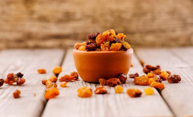 Masada taze kuru üzüm var. Kullanışlı vitaminler eser elementler.