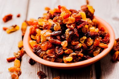 Masada taze kuru üzüm var. Kullanışlı vitaminler eser elementler.