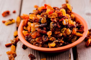 Masada taze kuru üzüm var. Kullanışlı vitaminler eser elementler.