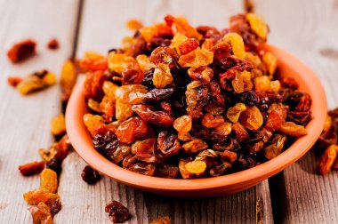 Masada taze kuru üzüm var. Kullanışlı vitaminler eser elementler.