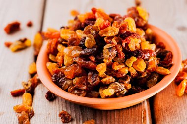 Masada taze kuru üzüm var. Kullanışlı vitaminler eser elementler.
